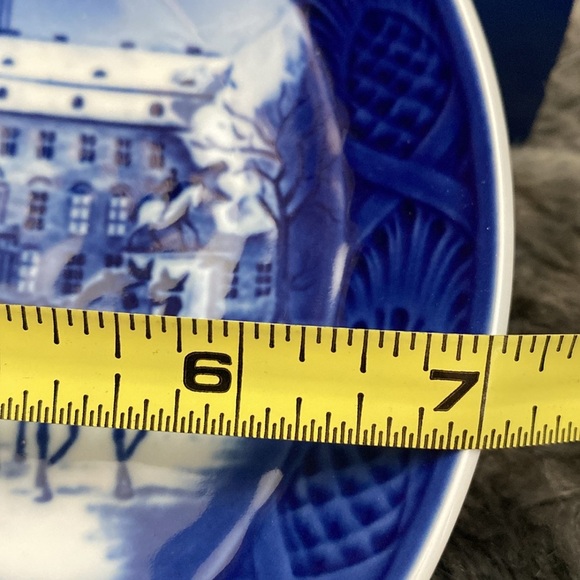 Royal Copenhagen 1992 Queen's Carriage Year Plate - Picture 14 of 16